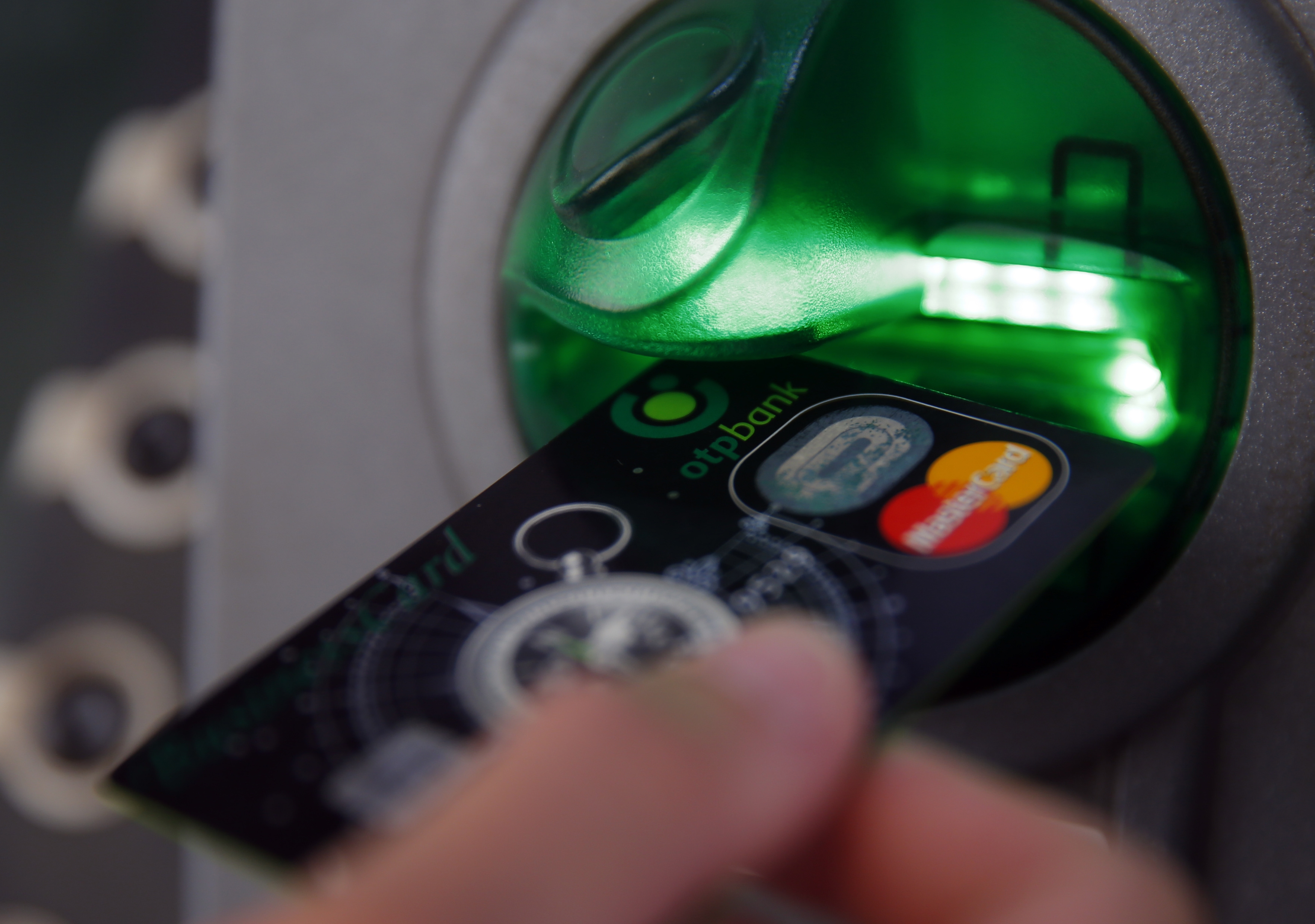 WSJ Senior Writer Robin Sidel and FICO Product Manager John Buzzard discuss the ways scammers are stealing ATM and debit card data.