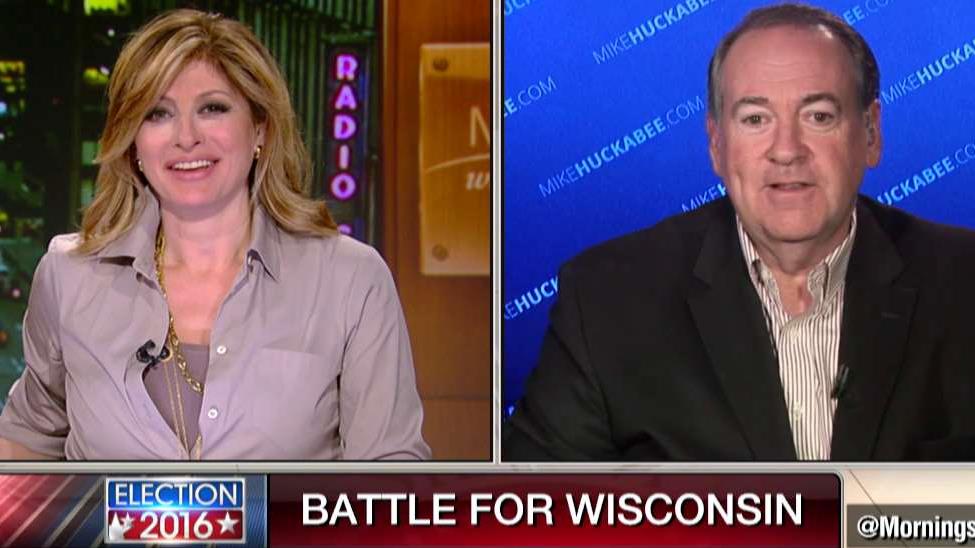 r GOP presidential candidate Mike Huckabee pays an April Fools joke on FBNs Maria Bartiromo. 