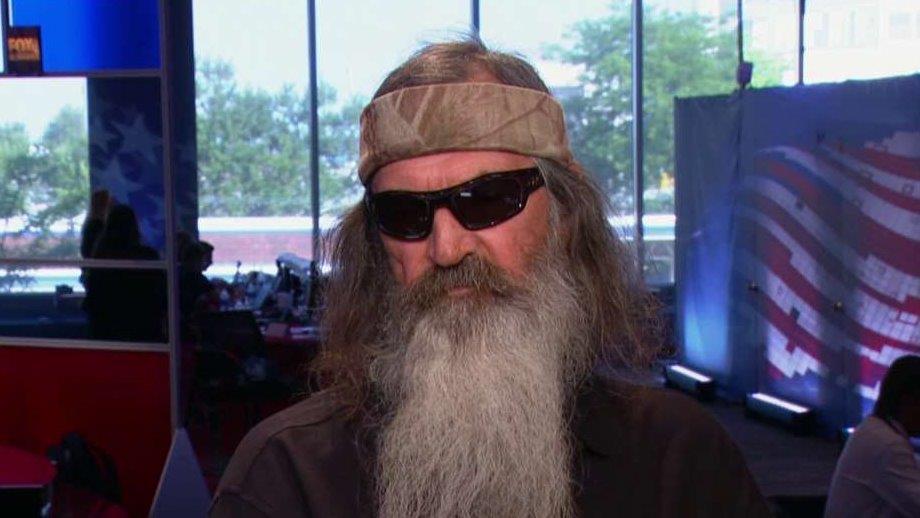 'Duck Dynasty' Star Phil Robertson says all the candidates including Ted Cruz need to forgive Donald Trump for his tough talk and realize he won fairly. 
