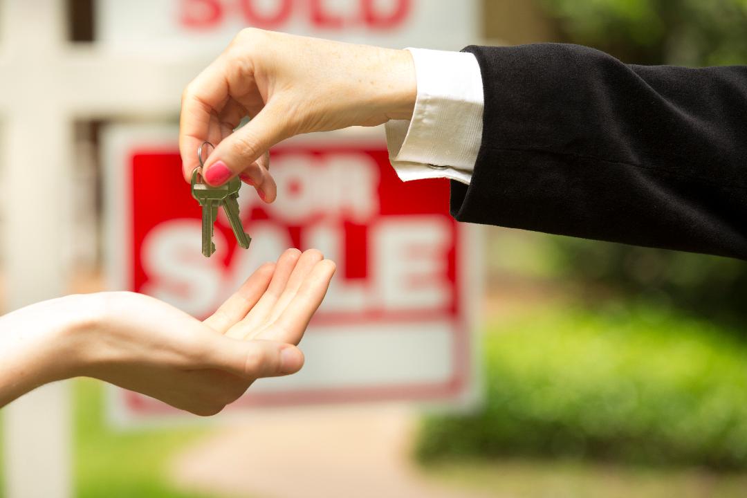 Is now the time to buy or sell? Redfin agent Noah Goldberg breaks down the most common housing myths.