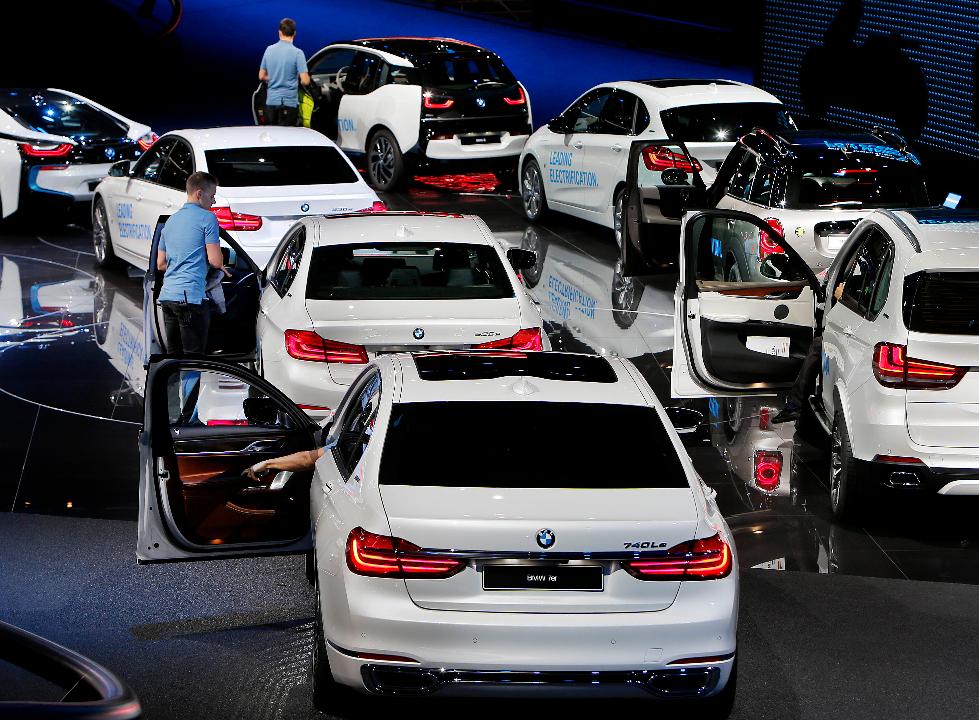 During an interview with FBN’s Hillary Vaughn, BMW North America CEO Bernhard Kuhnt said the German company is preparing to invest more money in the U.S. 