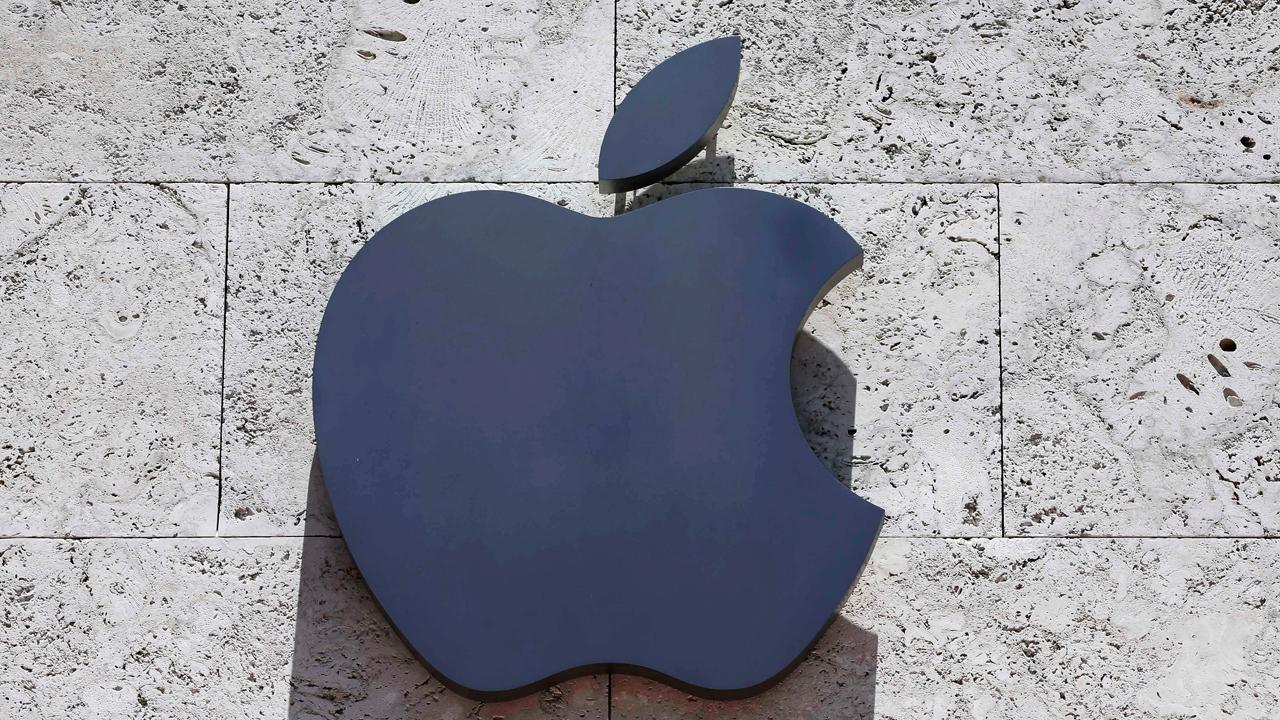 Point View Wealth Management president and chief investment strategist David Dietze on why investors should hold off on Apple stock.