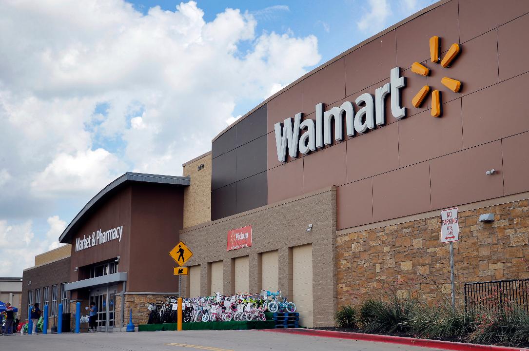 Former Walmart CEO and President Bill Simon discusses what Walmart is doing in order to compete with e-commerce behemoth Amazon. 