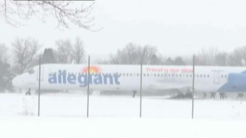 Plane skids off runway in Sioux Falls