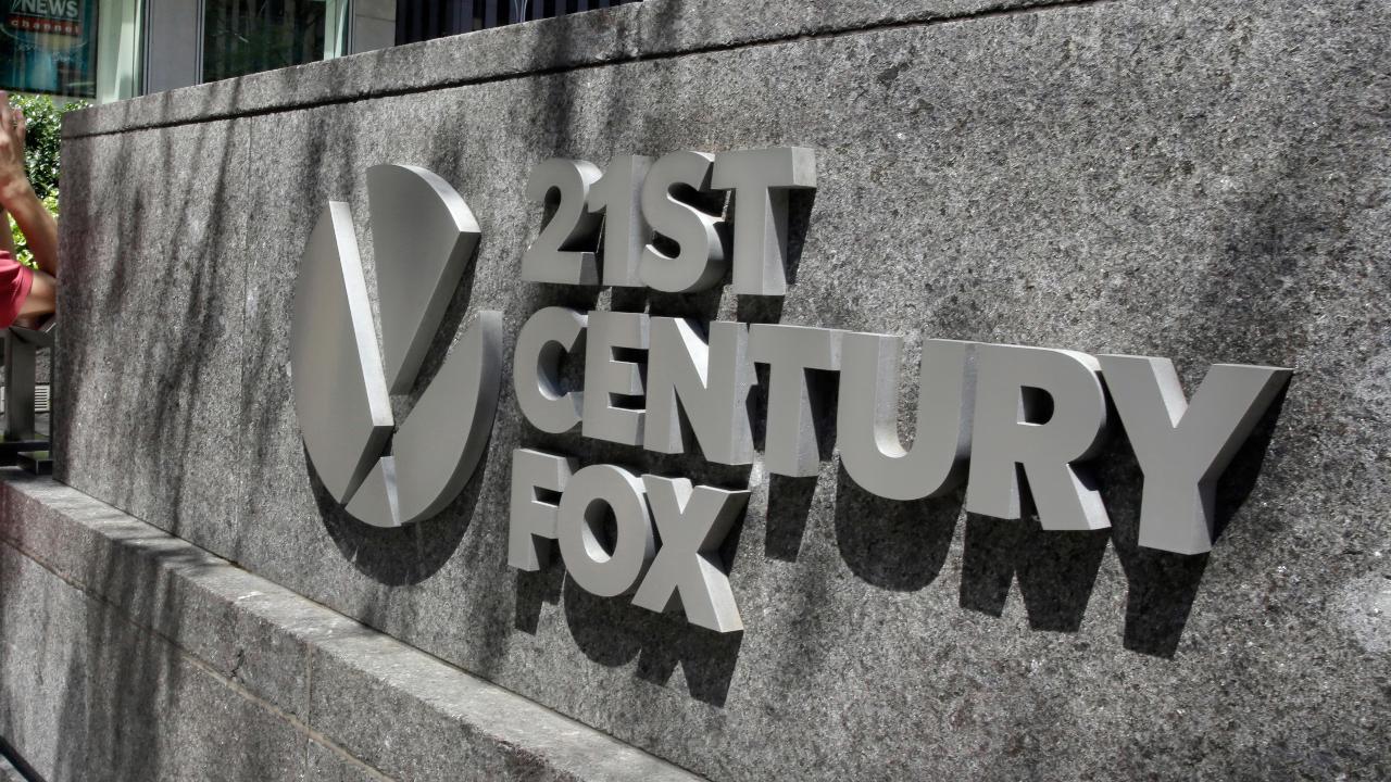 Diversified Private Wealth Advisors President Dominick Tavella and Rosecliff CEO Mike Murphy on Comcast's bid challenging Disney's deal to acquire 21st Century Fox' entertainment assets and the outlook for Federal Reserve policy.