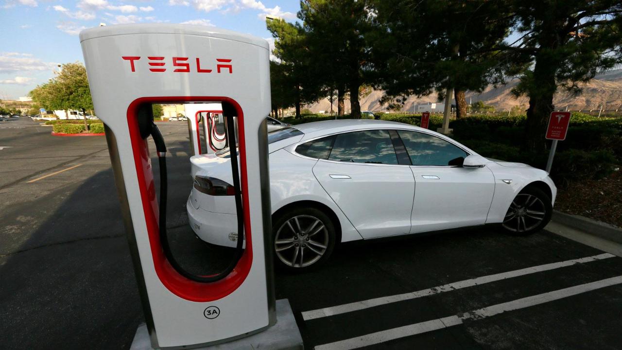 FoxNews.com Automotive Editor Gary Gastelu on the future of Tesla's battery technology.