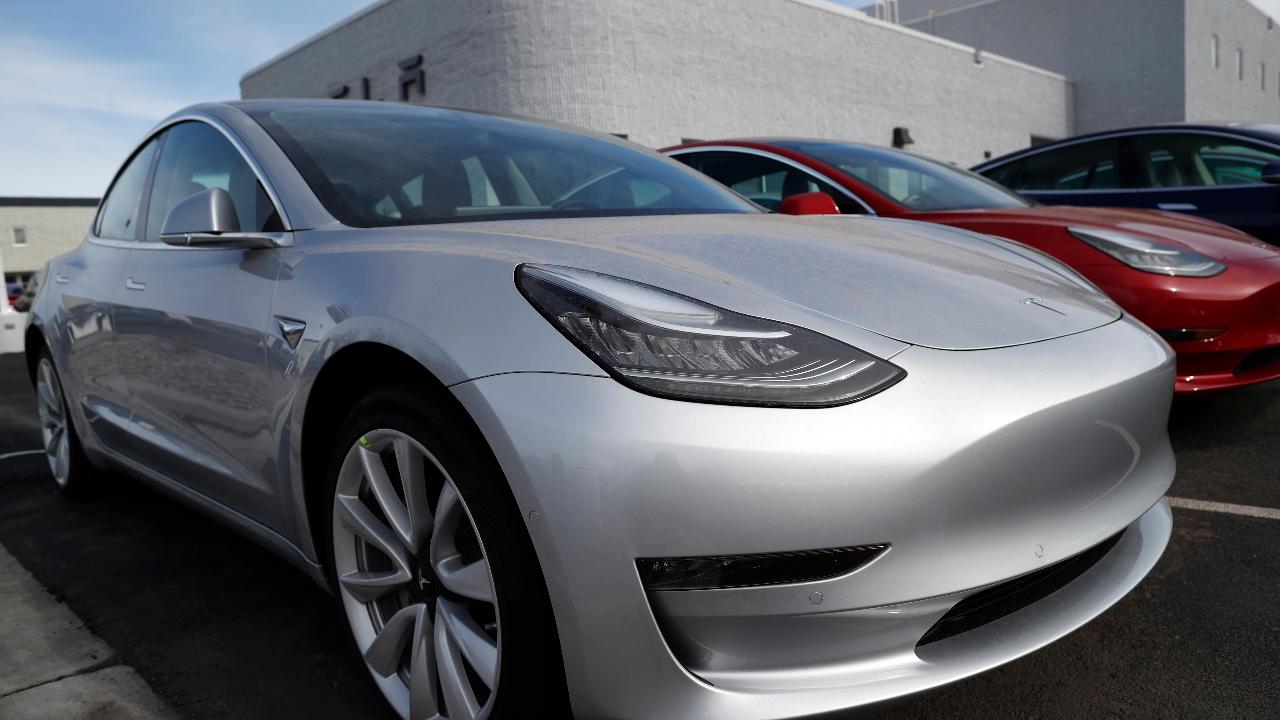 FBN's Gerri Willis on Tesla hitting its production target of 5,000 Model 3 sedans a week. 