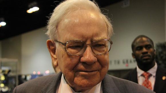 Berkshire Hathaway CEO Warren Buffett discusses how he isn’t giving up on Wells Fargo and why it would be a poor idea for Apple to invest in Tesla. 