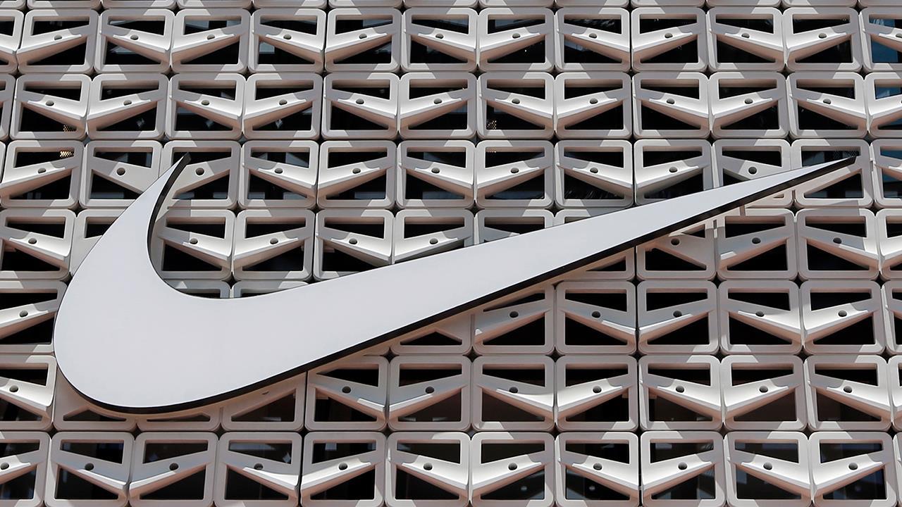 Barron’s senior editor Jack Hough, FBN’s Ashley Webster and Elizabeth MacDonald discuss why Nike shares have fallen. 