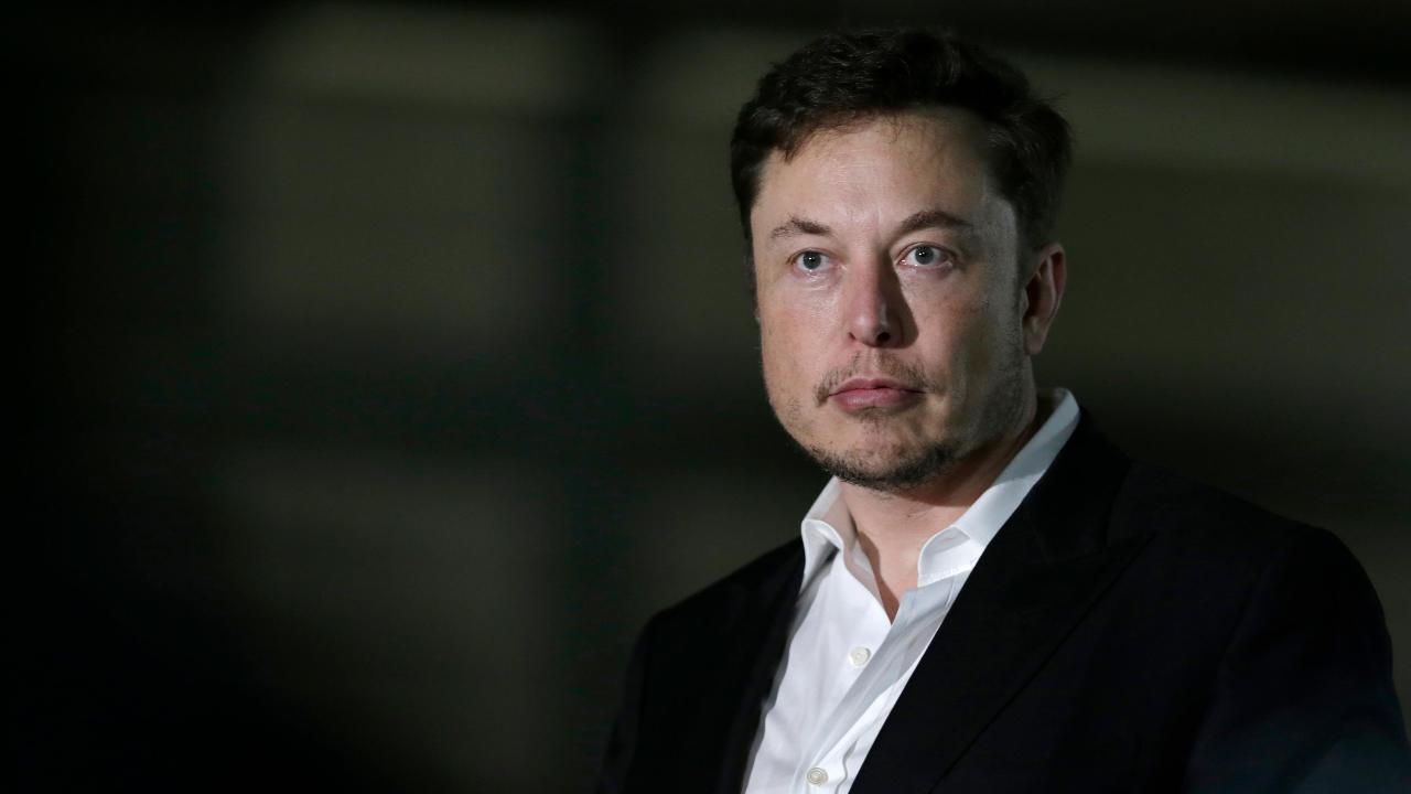 Fox News senior judicial analyst Judge Andrew Napolitano discusses how Tesla is under investigation by the Department of Justice over CEO Elon Musk’s comments. 