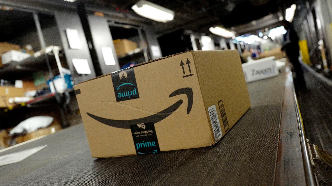 FBN's Cheryl Casone on Amazon reportedly nearing a decision on the location of its second headquarters and the company waiving its purchase minimum for free shipping on holiday orders.