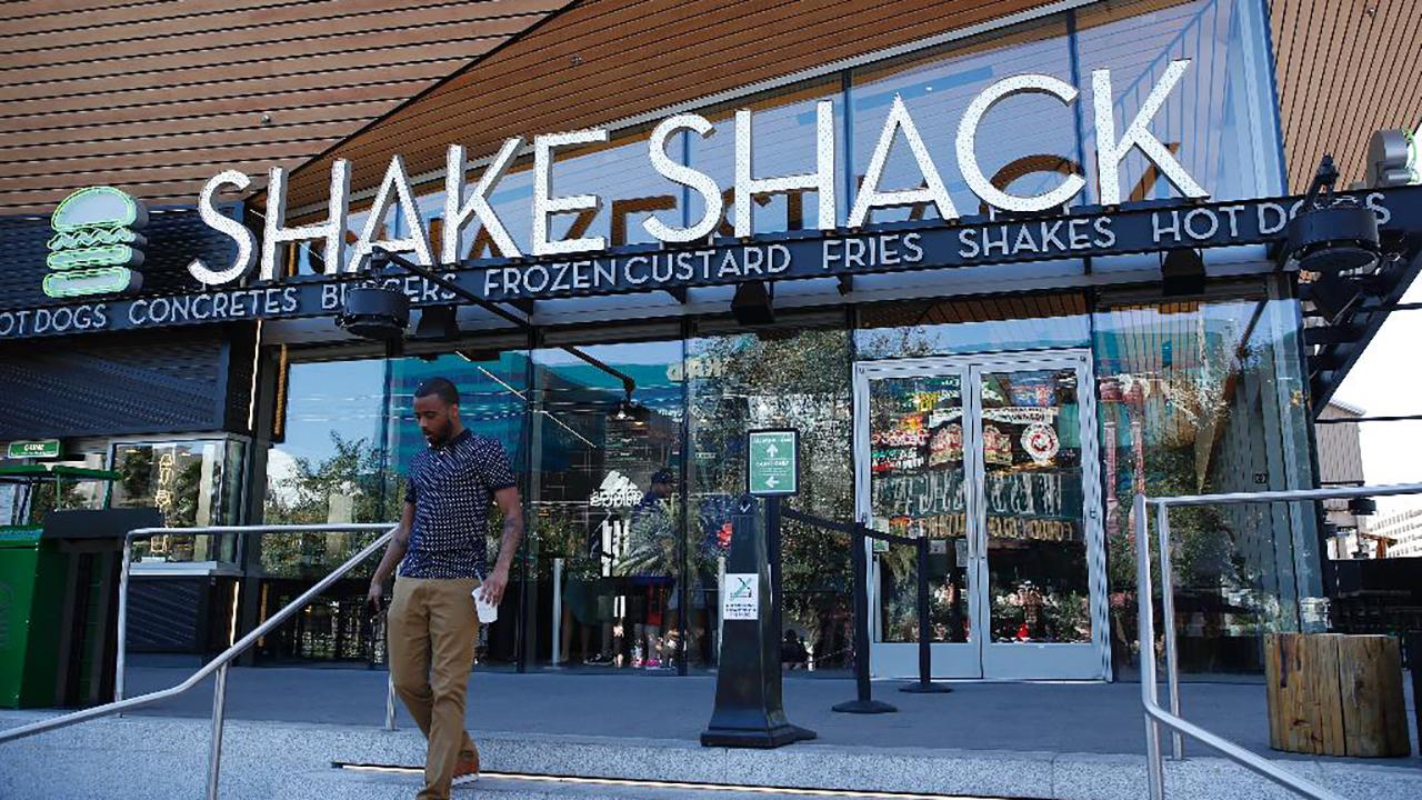 Kaltbaum Capital Management President Gary Kaltbaum, FBN’s Kristina Partsinevelos, Fortune executive editor Adam Lashinsky and MaxFunds founder Jonas Max Ferris discuss how Shake Shack is testing a four-day workweek for its employees.