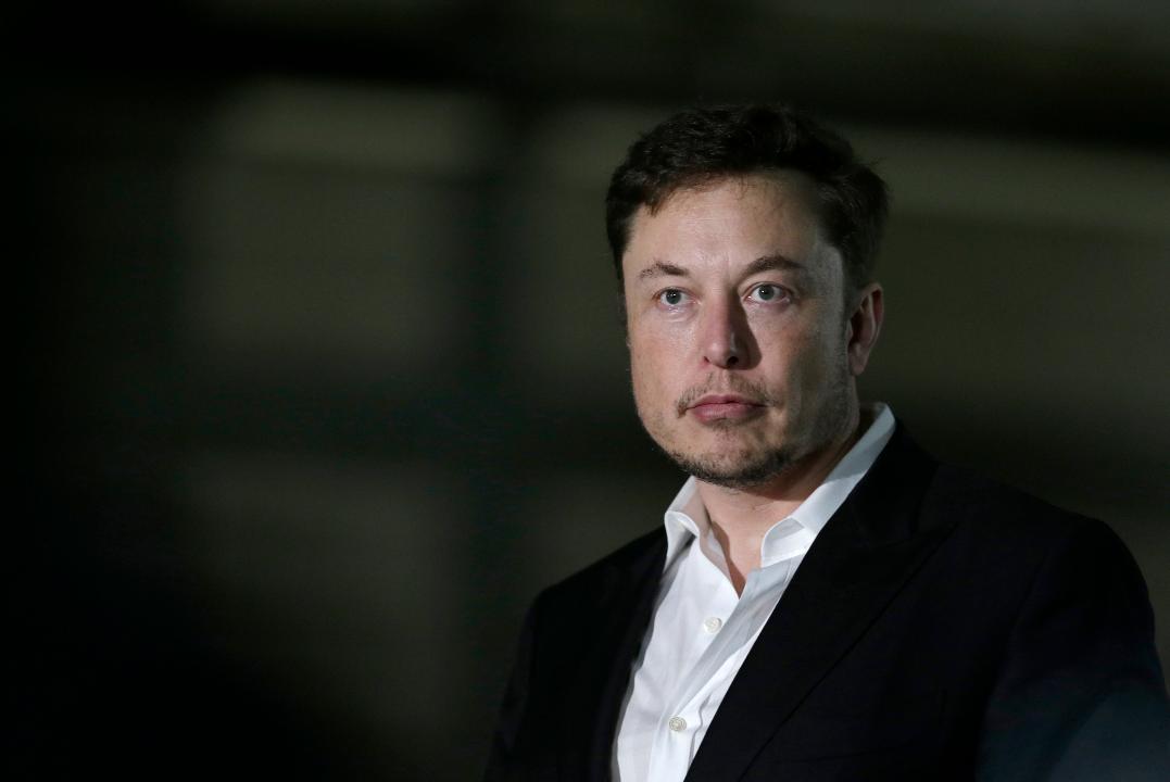 MarketWatch tech editor Jeremy Owens discusses Tesla CEO Elon Musk’s claim that it’s financially insane to buy anything other than a Tesla. 