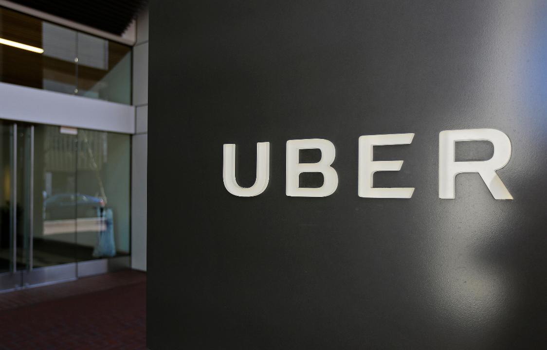 Berkshire Hathaway CEO Warren Buffett talks to FBN’s Liz Claman about Uber.