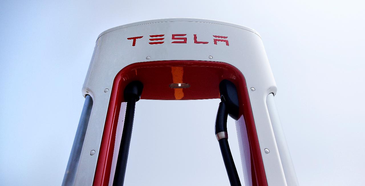 Oxbow Advisors managing partner Ted Oakley and Delancey Strategies President Jared Levy give their take on Tesla amid U.S.-China trade worries.