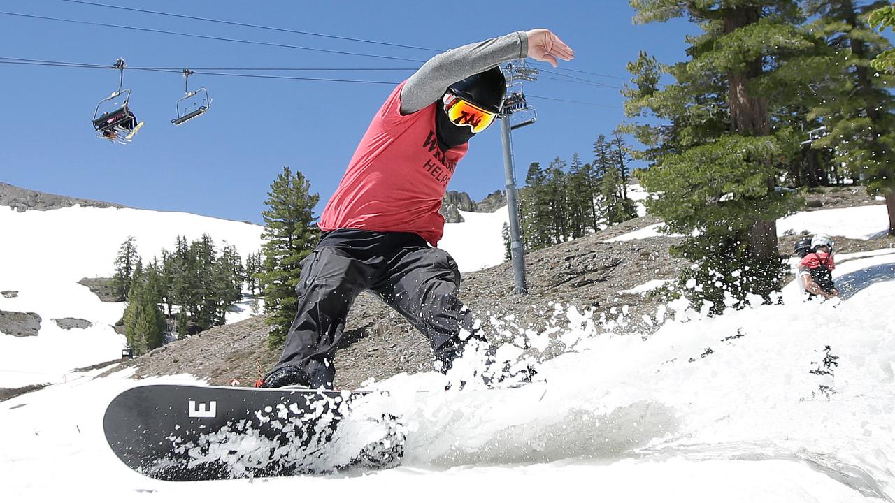 Ski.com is hiring 12 people to review ski resorts. FOX Business’ Lauren Simonetti with more.