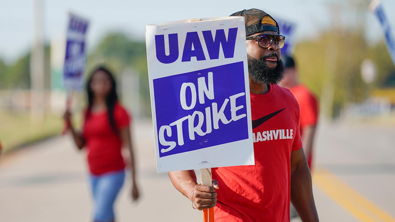 FOX Business' Kristina Partsinevelos reports on the latest over UAW strikes against GM. 