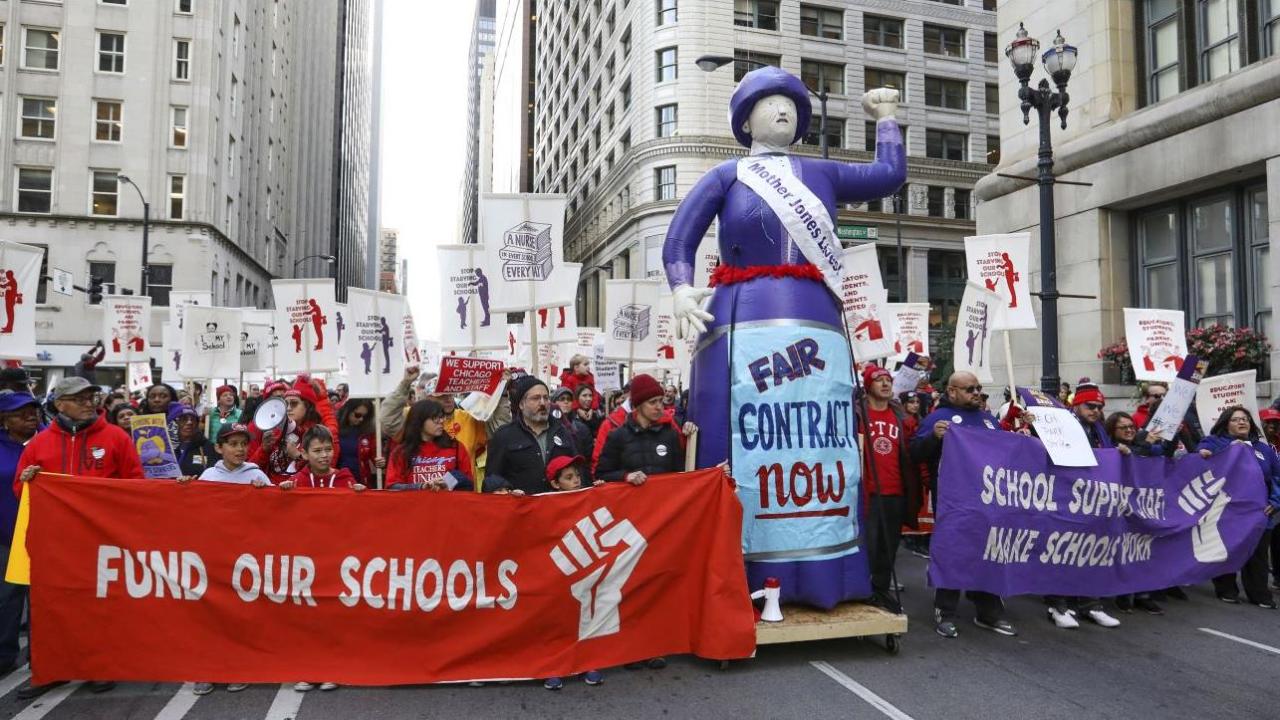 Thousands of students are out of school as Chicago teachers go on strike. FOX Business' Lauren Simonetti with more.