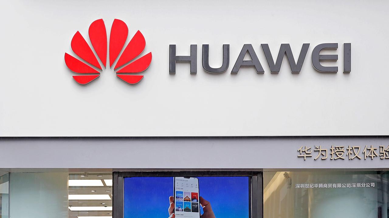 Huawei Senior Vice President Vincent Pang tells FOX Business in an exclusive interview on Huawei working with companies in the U.S. and America's allies. Then, Lifewire.com editor-in-chief Lance Ulanoff analyzes what this means.