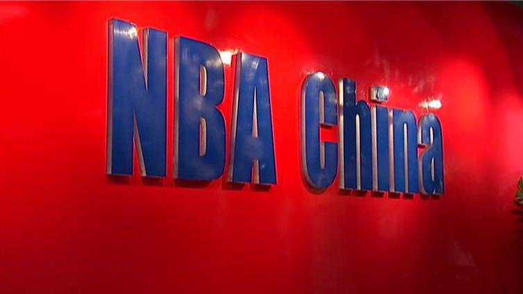 While the NBA defends freedom of speech amid a fallout with China, FOX Business' Susan Li reports on China halting the broadcast of the league's preseason games.
