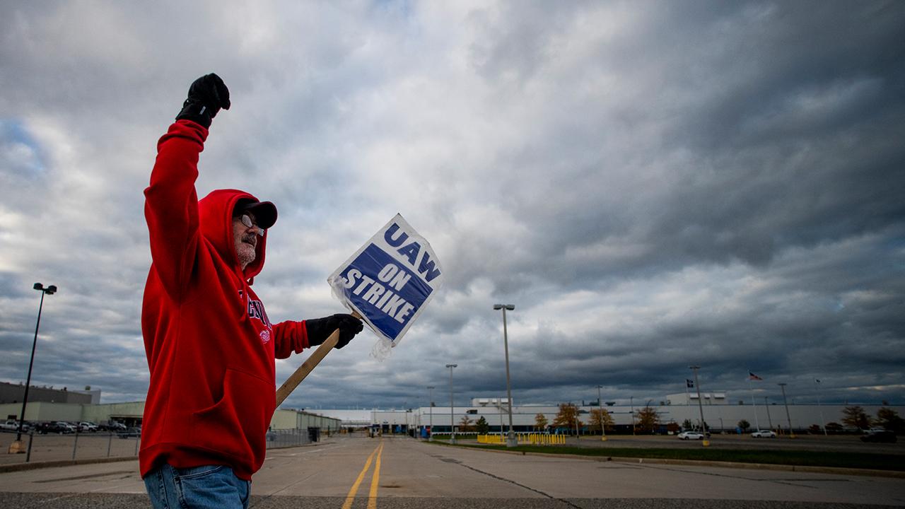 FOX Business’ Grady Trimble reports from Chicago on the latest from the United Auto Workers strike – the UAW has tentatively approved a new contract with General Motors. 