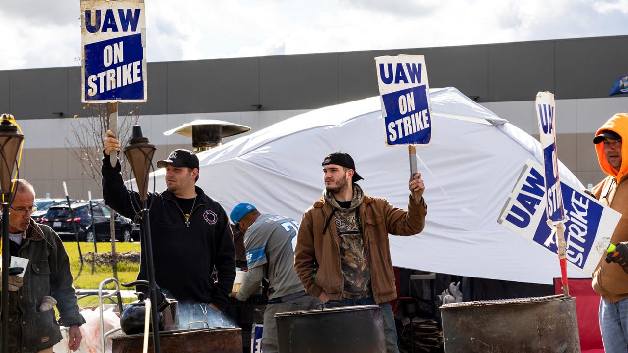 FOX Business’ Grady Trimble reports on the GM-UAW deal. Then, a panel, including FOX Business panelists Steve Moore and Carol Roth, discuss how other unions in the U.S. may react to this deal. 