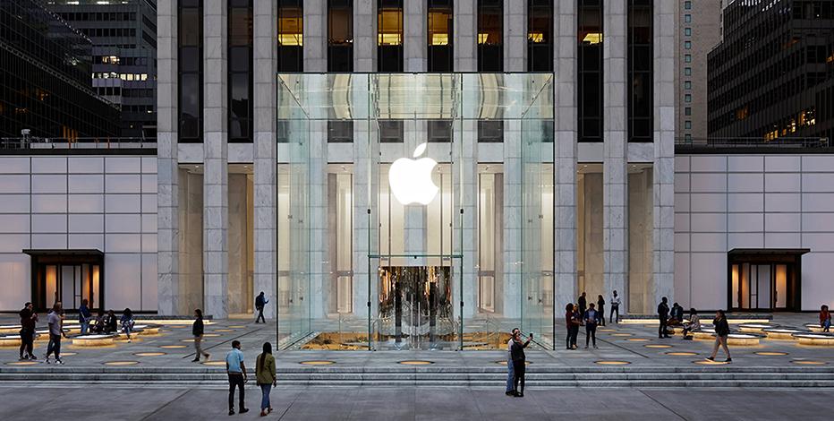 Tengler Wealth Management chief investment strategist Nancy Tengler and Farvahar Partners founder and CEO Omeed Malik discuss their outlook for Apple. 