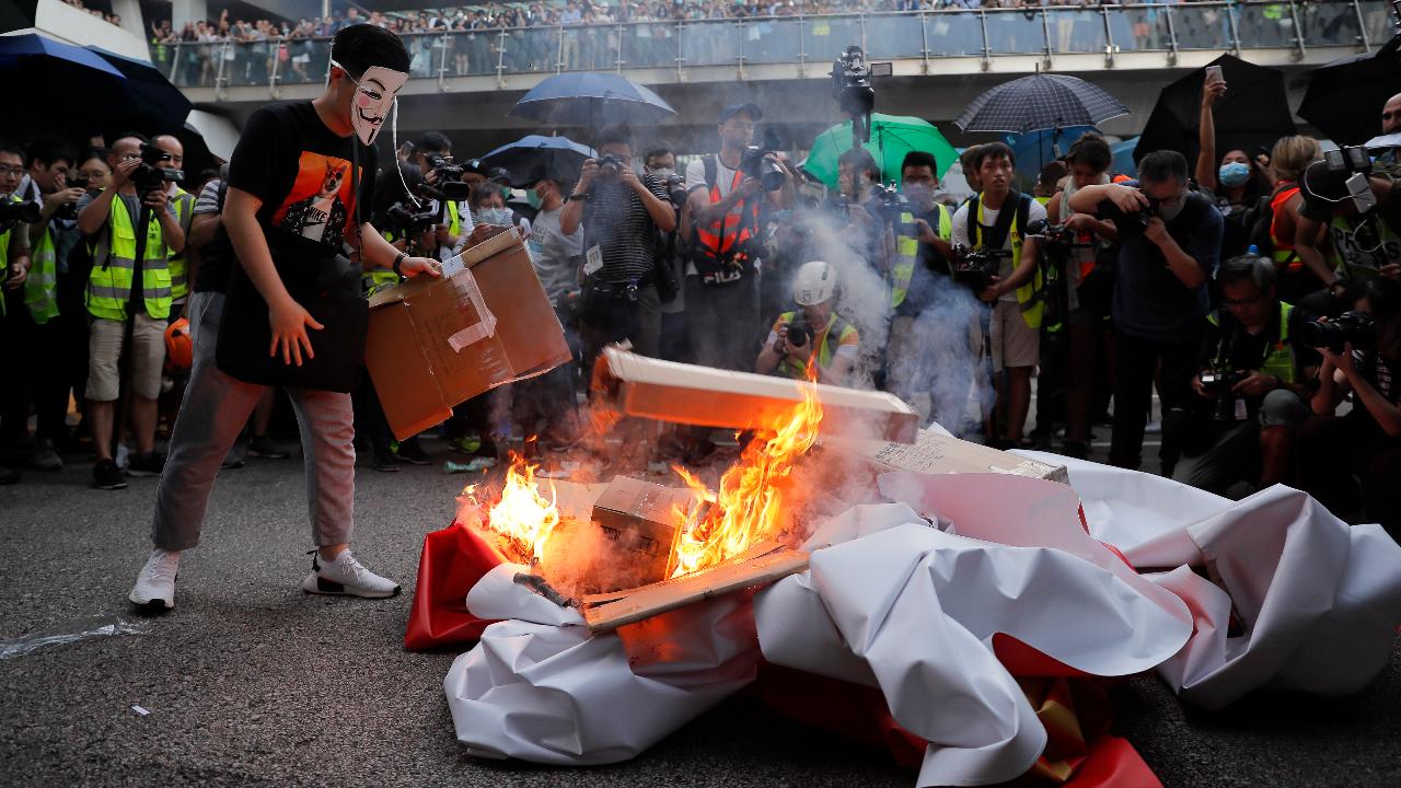 Hong Kong invokes emergency measures to ban protesters from wearing masks. FBN’s Susan Li with more.
