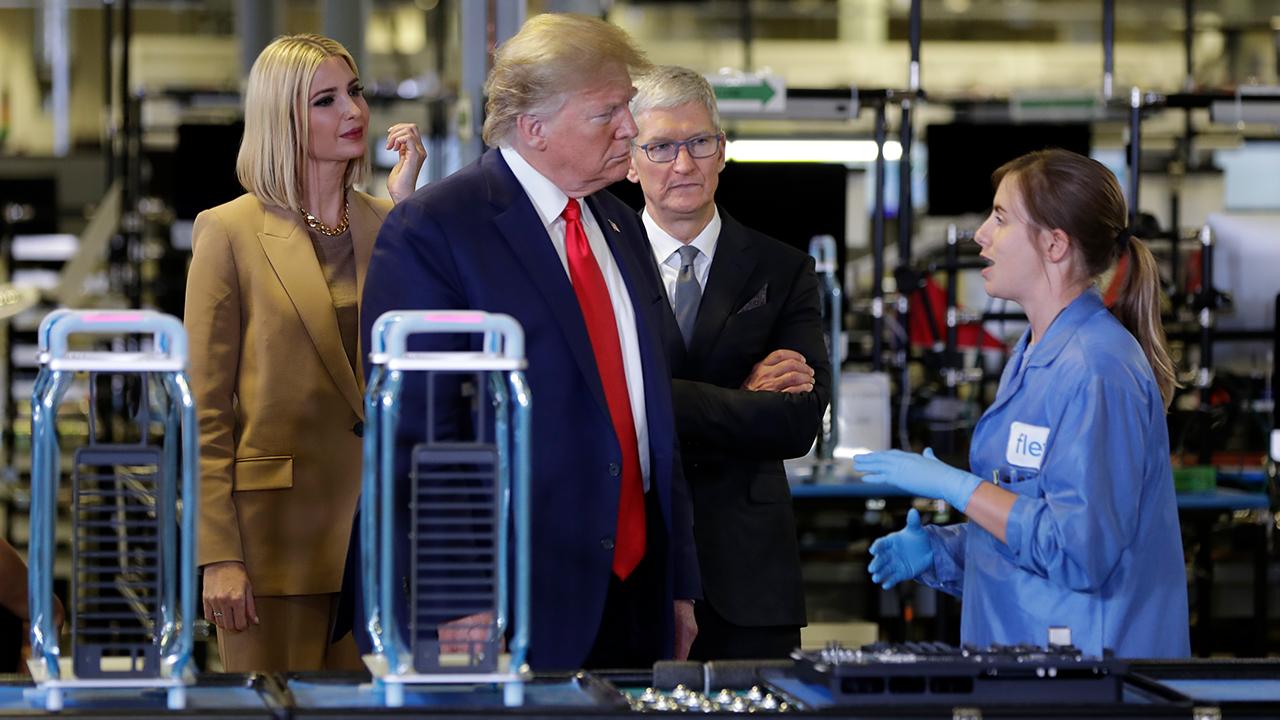 FOX Business’ Susan Li reports on President Trump touring a Apple manufacturing plant in Austin, Texas, and the relationship between the president and Apple CEO Tim Cook. Then, Fox News contributor Liz Peek, FOX Business’ Kristina Partsinevelos, Kingsview Asset Management CIO Scott Martin, former investment banker Carol Roth and FOX Business’ David Asman discuss. 
