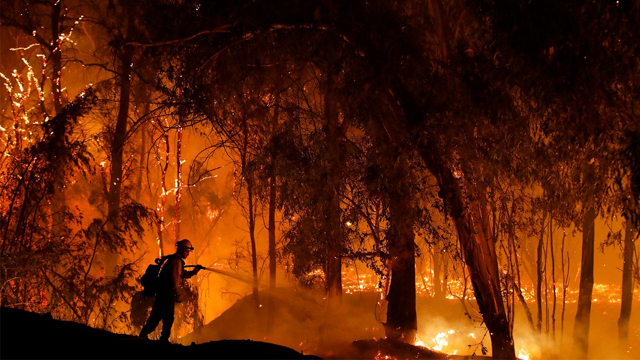 Former California Republican Party chairman Tom Del Beccaro discusses the more than 56,000 Californians without power and says the fires are hurting the California’s economy. 
