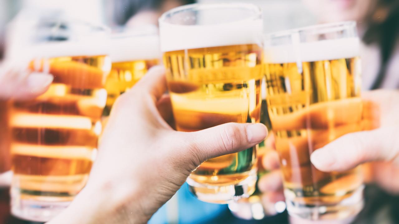 FOX Business' Gerri Willis talks about the craft beer obsession in America and international beer expert Stephen Beaumont discusses the movement for bigger breweries buying smaller operations.