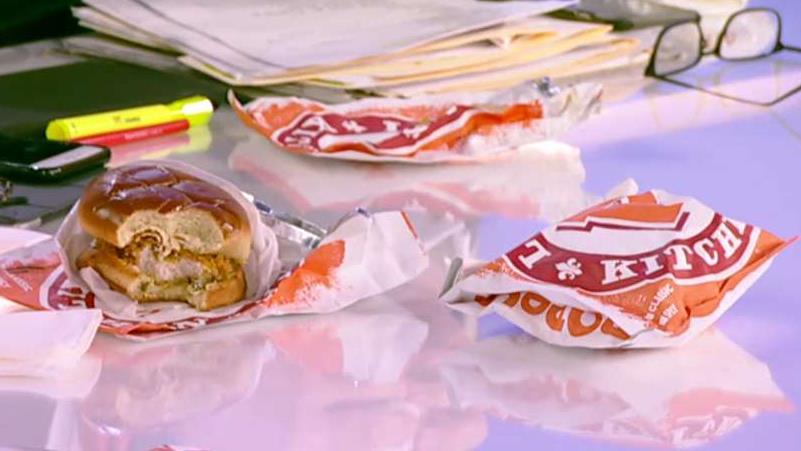 FOX Business' 'Mornings with Maria' panel tries Popeyes' chicken sandwich after it made an iconic comeback.