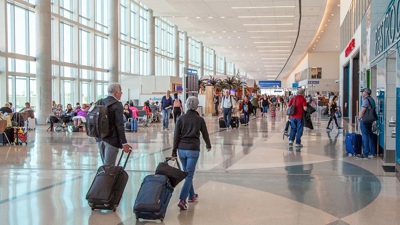 The best and worst airports in the U.S. are ranked for 2019 as travelers brace for Thanksgiving flights. FOX Business' Cheryl Casone with more.