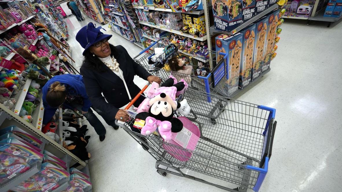 Former Toys R Us CEO Gerald Storch discusses the “spectacular Christmas” lining up for retailers, the “overstated” impact of China tariffs on sales, and online retail growth.