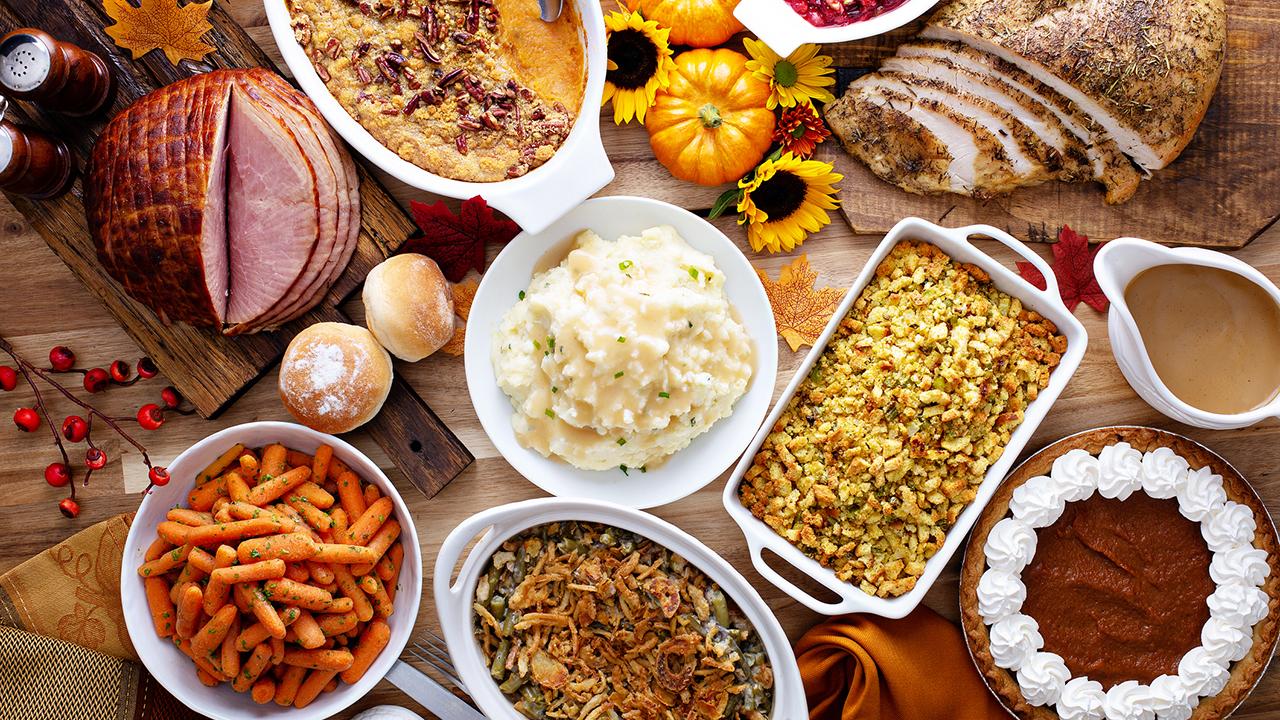 What are the holiday must-haves on the Thanksgiving Day dinner table?