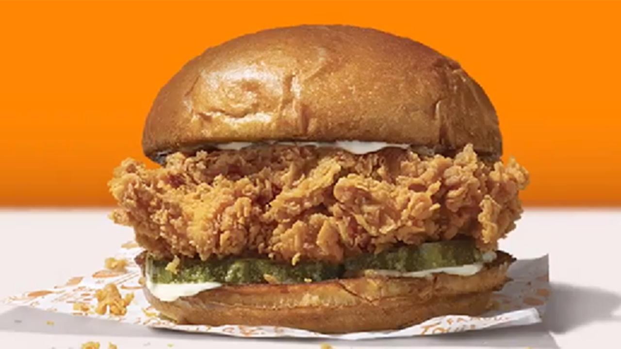 Popeyes imitates the Miami Art Basel installation, a banana duct-taped to a wall, by replacing it with a chicken sandwich. FOX Business' Tracee Carrasco with more.