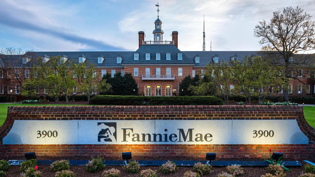 FOX Business' Charlie Gasparino shares his source's insight on the Fannie Mae, Freddie Mac IPO.
