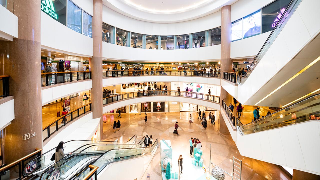 Former Toys ‘R’ Us CEO, former HBC CEO, former Target vice chairman and Storch Advisors CEO Jerry Storch analyzes this year’s holiday shopping season and what it says about the U.S. consumer. 