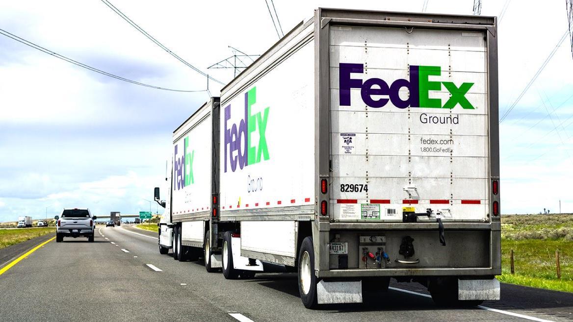 FOX Business’ Gerri Willis reports on FedEx following negative analyst opinions on the company as Amazon increasingly handles its own delivery.