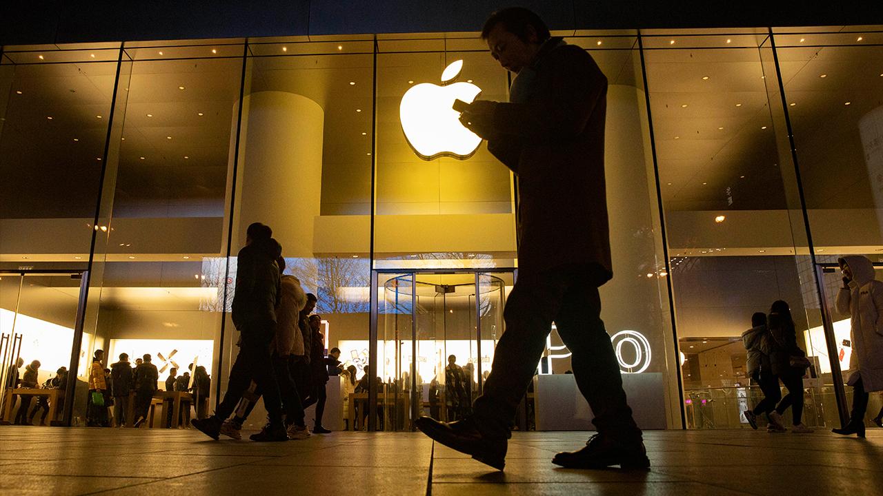 FOX Business’ Susan Li reports on Apple’s new earnings. Then, Kaltbaum Capital Management president Gary Kaltbaum, FoxNews.com columnist Liz Peek and Lifewire.com editor-in-chief Lance Ulanoff analyze what the report means for the tech giant. 