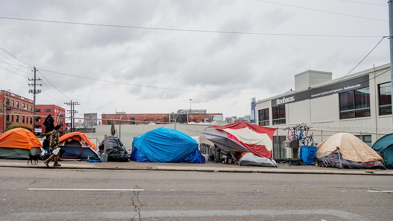 Former California GOP chairperson Tom Del Beccaro and Fox News contributor Deroy Murdock discuss the strong economy under President Trump's leadership and the Democrats' 'failed' efforts to improve the homeless problem in California and New York.