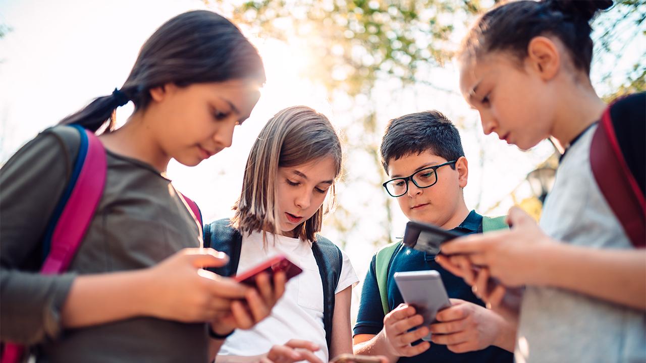 FOX Business correspondent Mike Gunzelman breaks down the Wall Street Journal report that says teachers are dealing with students having separation anxiety from their phones.