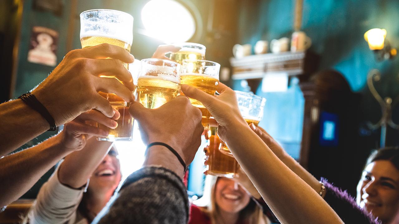 The amount of beer consumed during the Super Bowl dropped by 1.3 percent this year. FOX Business correspondent Mike Gunzelman with more.