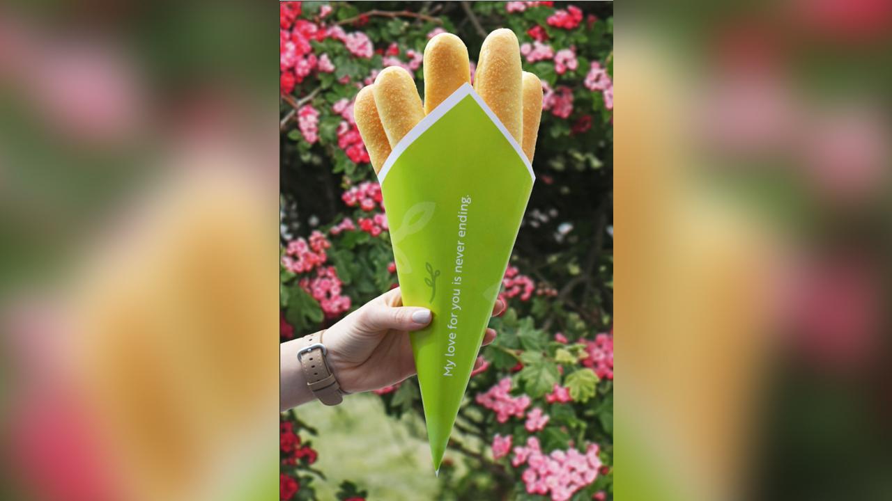 Olive Garden is bringing back its breadstick bouquet as a part of a three-course Valentine's Day dinner.