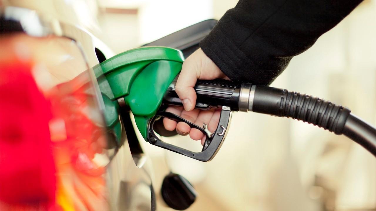 Gasbuddy Head of Petroleum Analysis Patrick de Haan discusses the sharp decline in gas prices.
