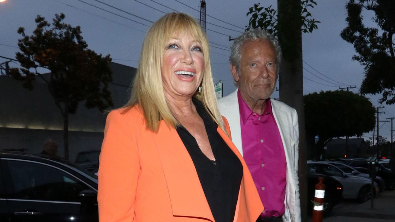 Actress Suzanne Somers brings some light to the gloomy coronavirus by hosting virtual cocktail parties via Facebook Live.
