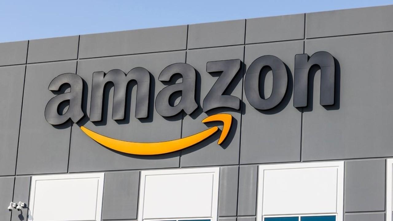 Amazon is hiring 100,000 more workers to manage online shopping demands and delivery while other retailers are shutting down. FOX Business' Susan Li with more.