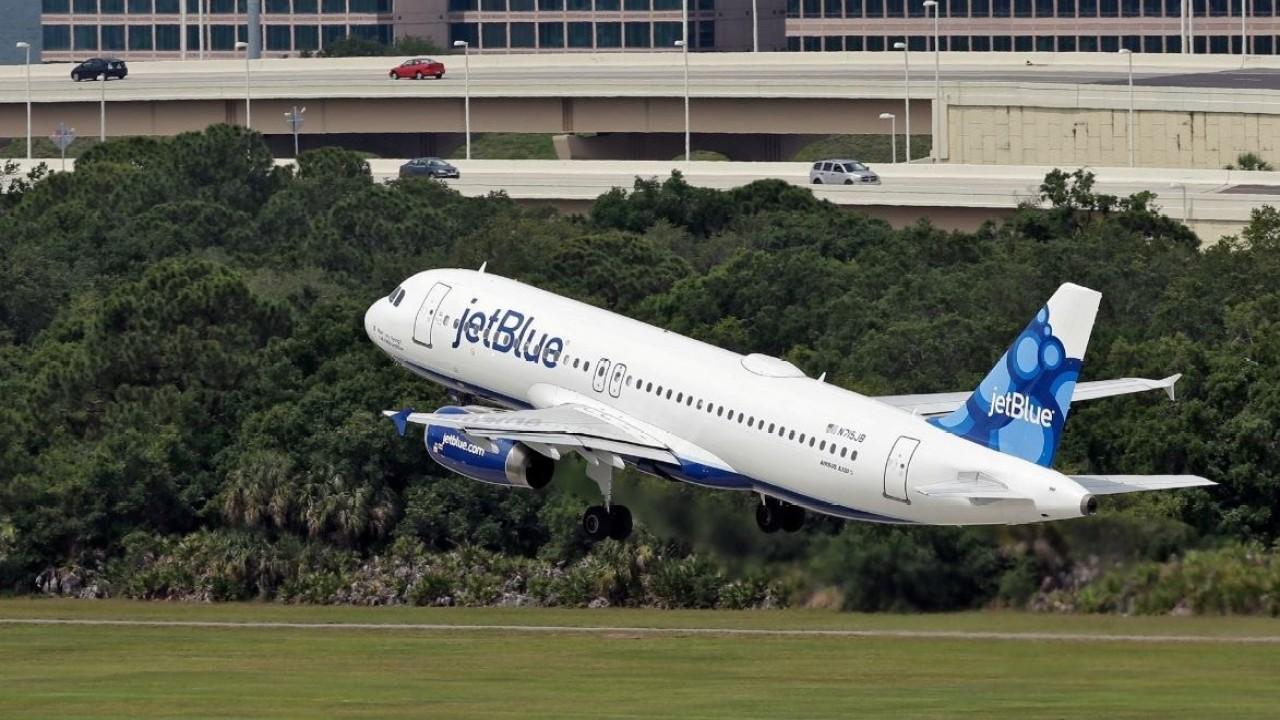 A passenger aboard a JetBlue flight from New York to Florida has tested positive for coronavirus. FOX Business’ Susan Li with more. 