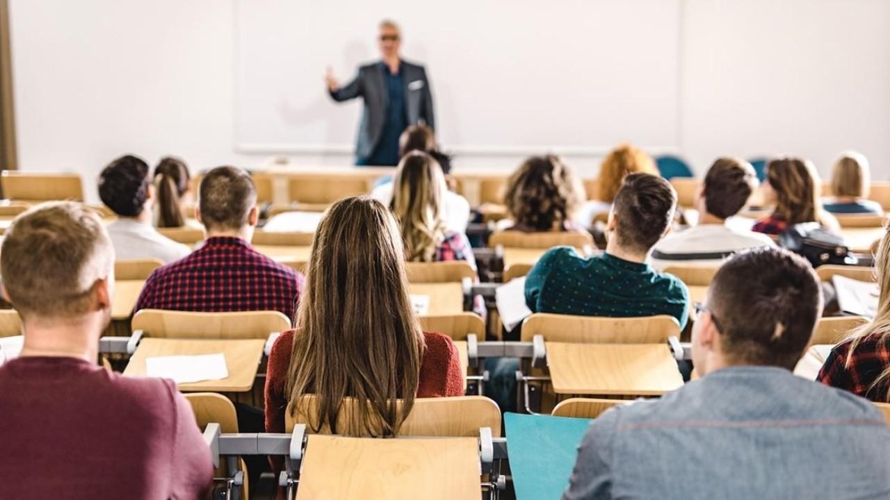 Public schools and universities are making the switch to “virtual classrooms” as coronavirus continues to spread. FOX Business’ Lauren Simonetti with more. 