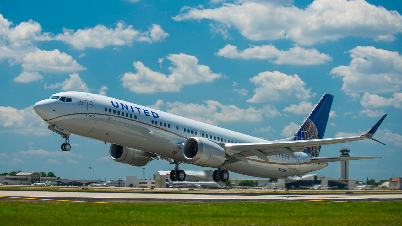 United Airlines CEO Oscar Munoz and American Airlines CEO Doug Parker discuss how their airlines are handling customer relations amid the outbreak.